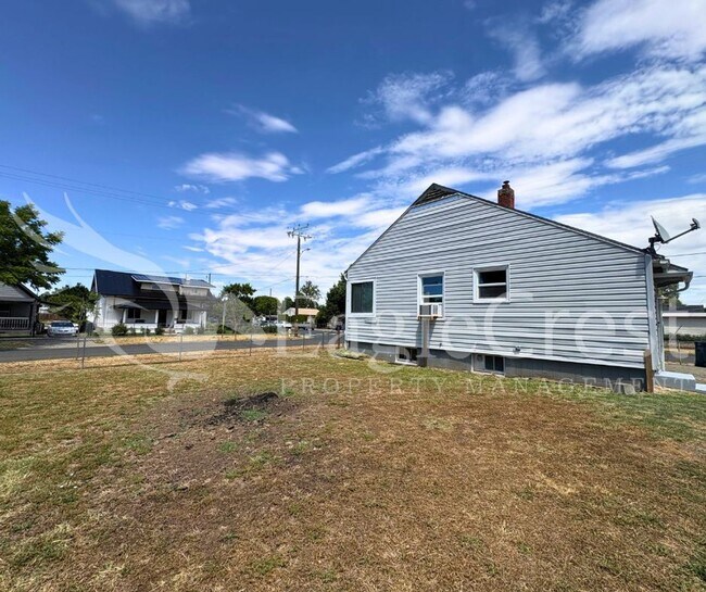 Building Photo - Charming 2-Bedroom Home with Modern Finishes & Open Yard