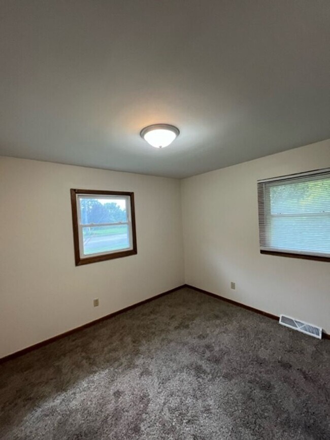 Building Photo - 425