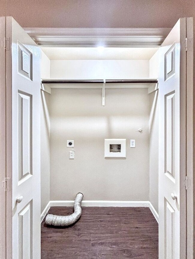Building Photo - Comfortable 4-Bedroom Condo in Houston's O...