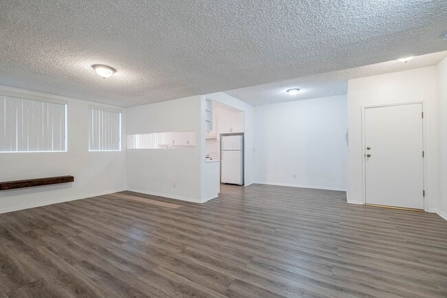 Building Photo - Spacious 1 bed 1 bath apartment in Santa Monica! ** 1 GARAGE PARKING SPACE INCLUDED!**