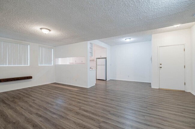 Building Photo - Spacious 1 bed 1 bath apartment in Santa Monica!