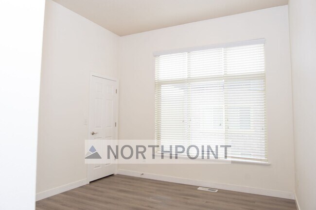 Building Photo - 2BR 2BA Condo w/ Underground Parking • In-Unit Laundry • Gated Courtyard in Salt Lake City