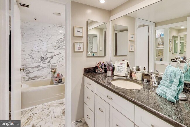 Building Photo - 1101 S Arlington Ridge Rd