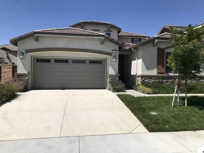 Building Photo - Private large 4 bed NextGen, with double living rooms, kitchens and laundries.