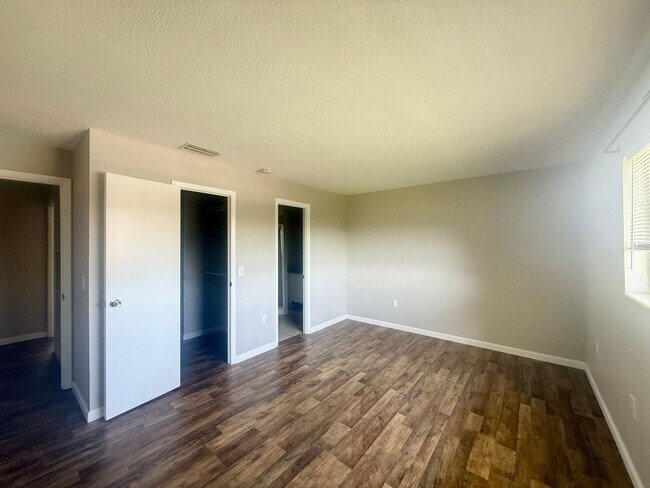 Building Photo - Centrally Located 2Bed/2Bath Condo for Rent in Sarasota