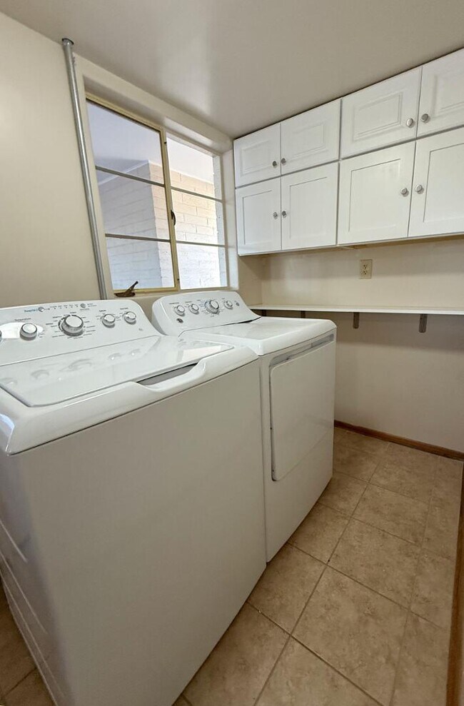 Building Photo - 1049 E 2nd Ave