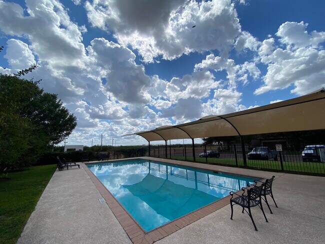 Building Photo - 9813 Sandhill Dr