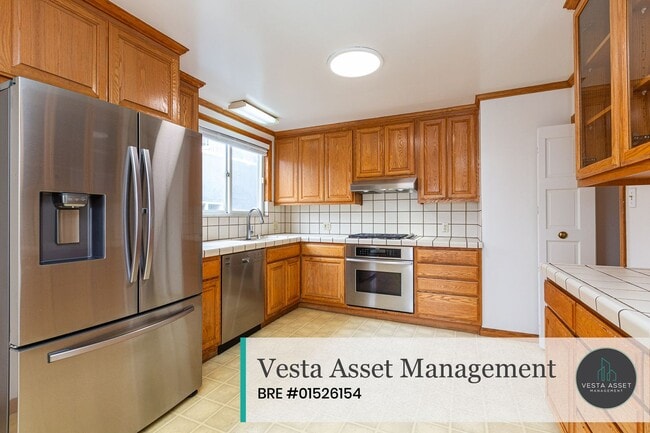 Building Photo - Bright & Inviting Three-Bedroom Home with Easy City Access