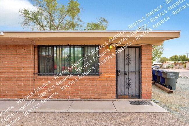 Primary Photo - 803 E Holaway Dr