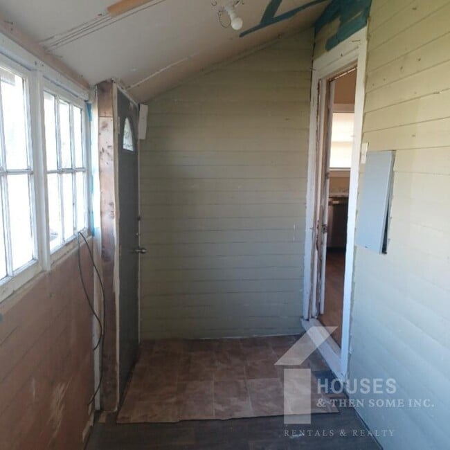 Building Photo - 18 21st St