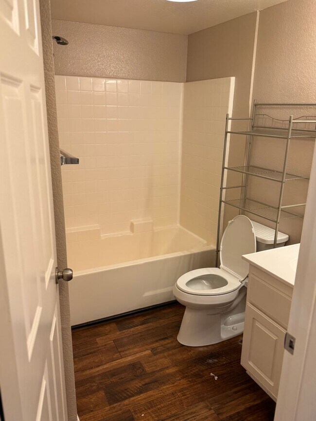 Building Photo - Spacious 2 bedroom 2 bath ground floor uni...