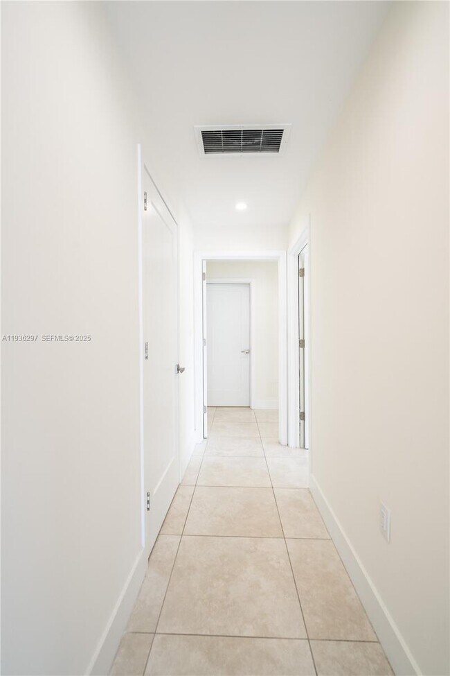 Building Photo - 1091 Galiano St