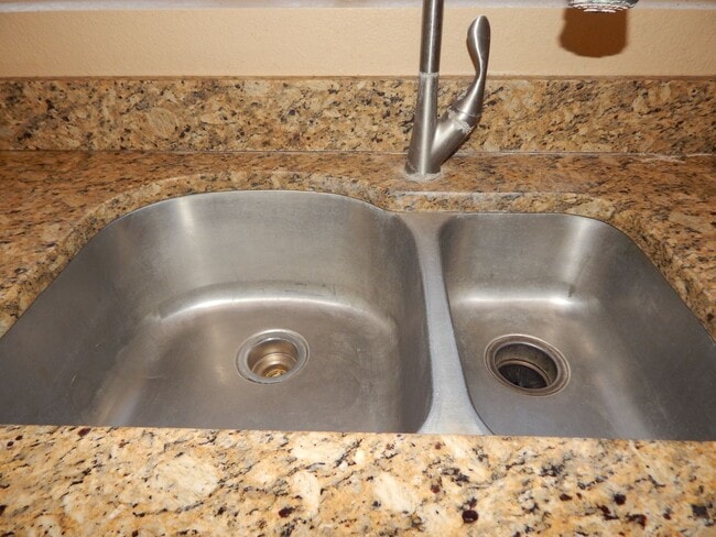 Building Photo - 3 Bedrooms 2 Bathrooms close to Sabino Canyon