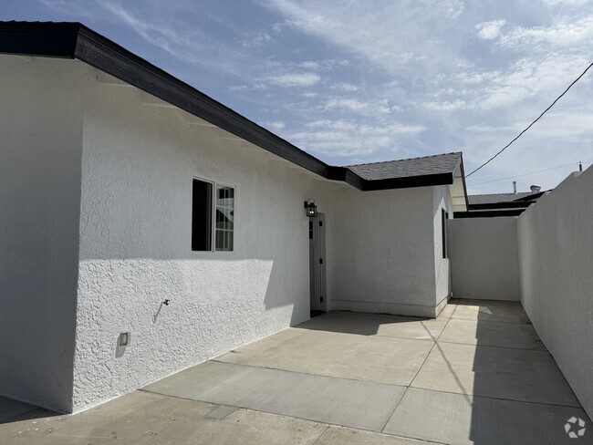 Building Photo - 9452 Rose Ave