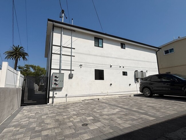 Building Photo - Spacious 1000 sq ft First-Floor Back ADU i...