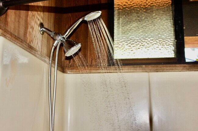 high water pressure throughout - 3442 Keha Dr