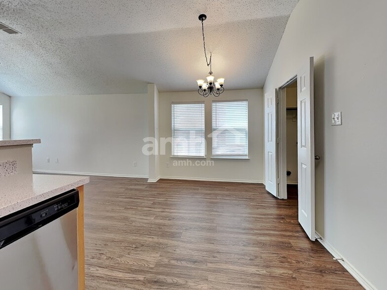 Building Photo - 2043 Wildwood Dr