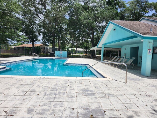 Building Photo - Single Family 3 bedroom 2 bath Must See