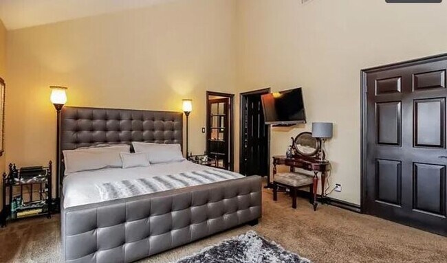 Building Photo - Spacious 5-Bedroom Home for Rent in Prime ...