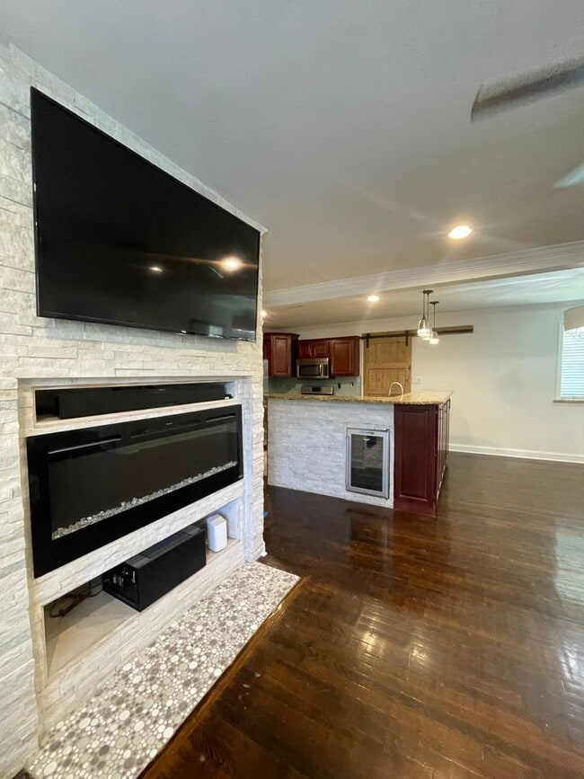 Building Photo - Remodeled 4/2 by Cascades Park