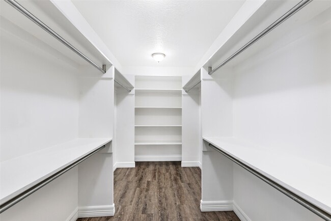 Building Photo - 520 E Defee Ave