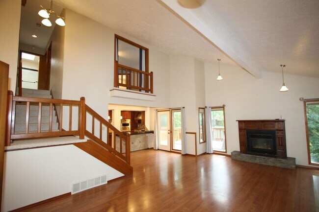 Building Photo - 4 Bedroom Eagle River Home!