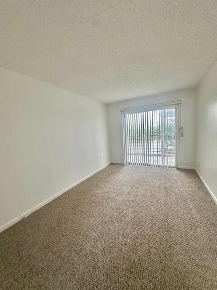 Building Photo - 3063 Ainslie Dr