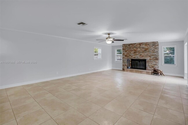 Building Photo - 812 Holly Ln