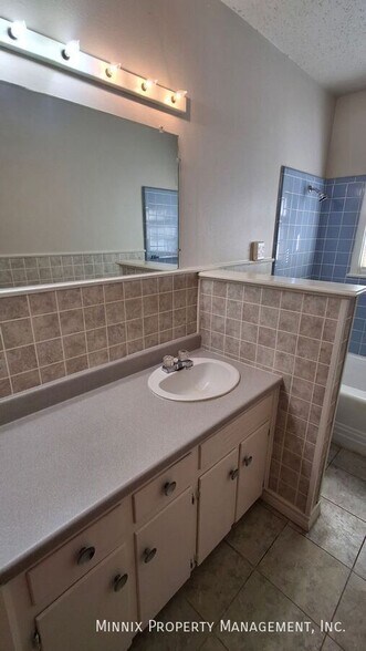 Building Photo - 4224 SW 2nd Ave