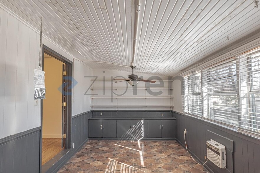 Building Photo - 1418 W Shepherd St