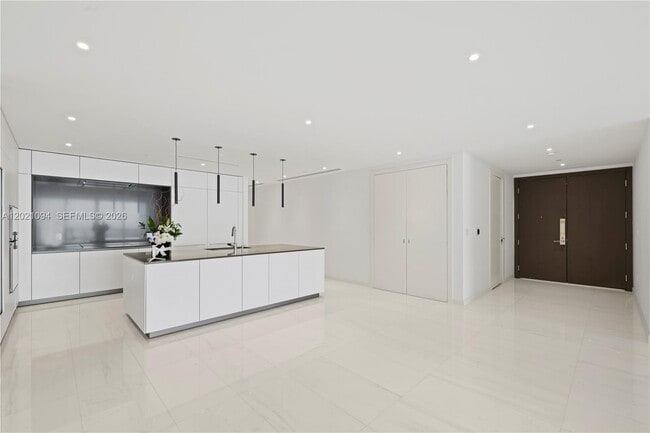 Building Photo - 300 Biscayne Blvd Way