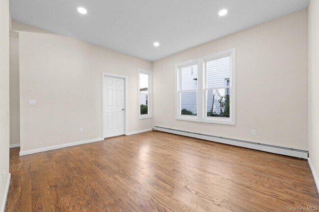 Building Photo - 460 S 6th Ave
