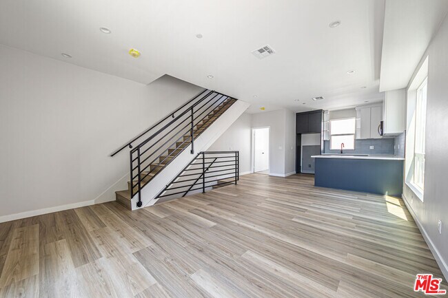 Building Photo - 6700 Balboa Blvd