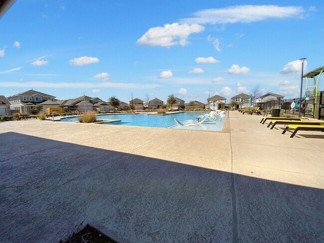 Building Photo - Beautiful and Spacious 4/BR 3.5/BA Modern ...