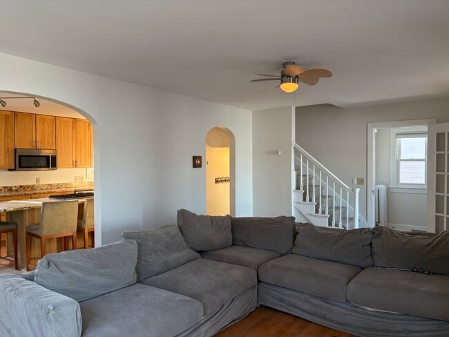 Building Photo - 934 W Shore Dr