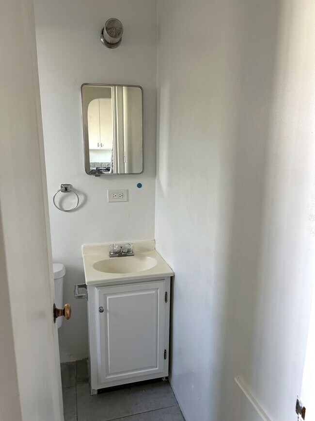 Building Photo - 521 Adams St NE