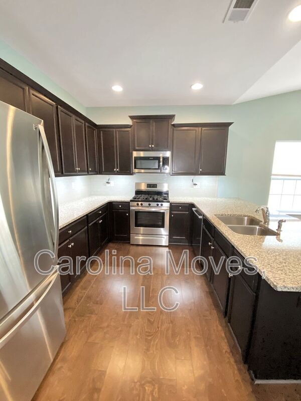 Building Photo - 200 Hartwood Lake Ln