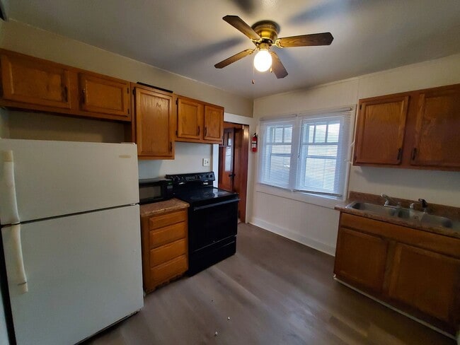 Building Photo - 808-810 W 2nd St