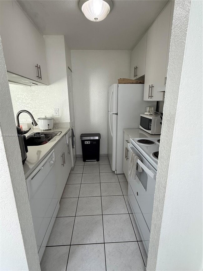Building Photo - 8000 SW 149th Ave