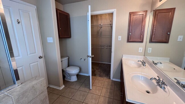 Building Photo - * Make this spacious home in Helotes off B...