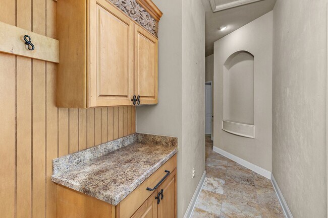 Building Photo - Executive Gainesville Rental: Custom 4 Sui...