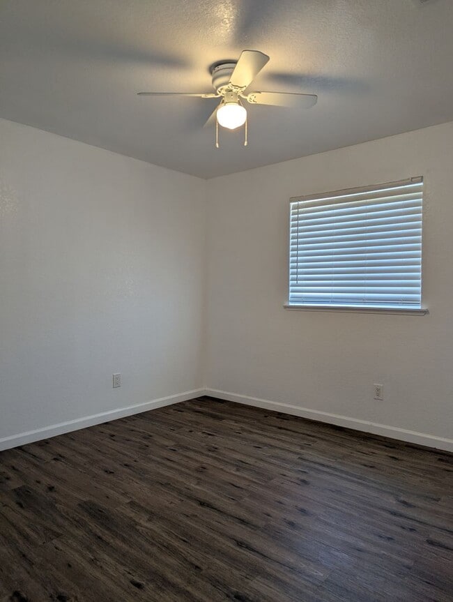 Building Photo - Spacious 3 Bedroom 2 Bath Home Available F...