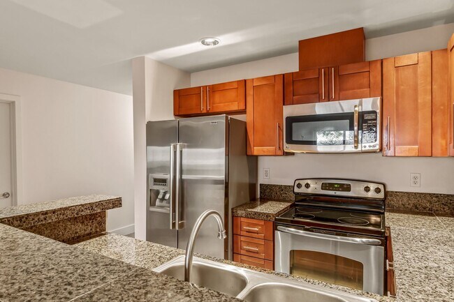 Building Photo - Uptown 2 bedroom 1 bath with garage parkin...