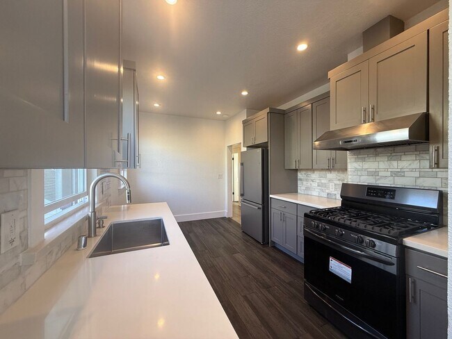 Building Photo - Newly Renovated Upper Unit – Bright 3BD / 1.5BA