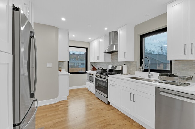 Building Photo - 819 Albion Ave