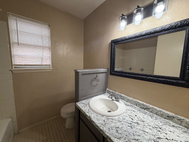 Building Photo - Cute 3 Bedroom Home