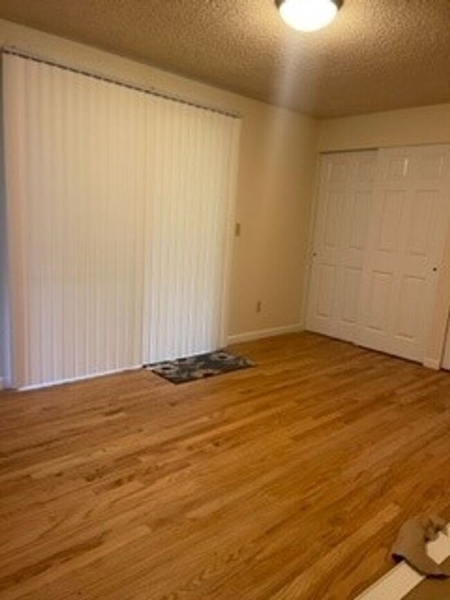 Building Photo - 2 Bedroom, 1 Bath Condo in University Plac...