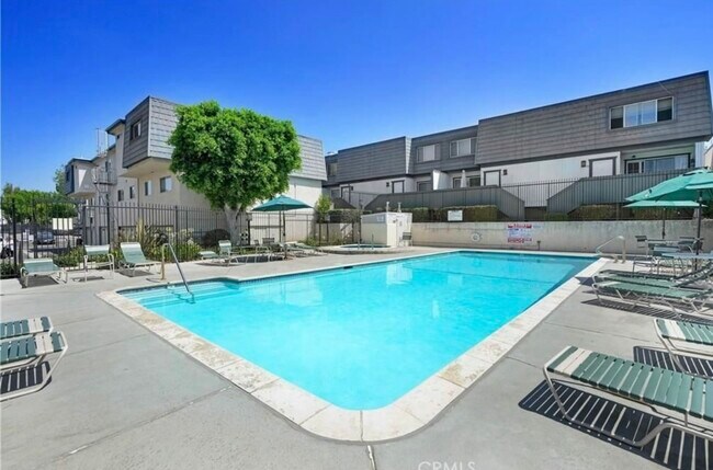 Building Photo - 18550 Hatteras St