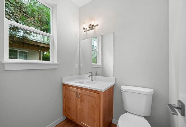 Building Photo - 865 SW Grove St