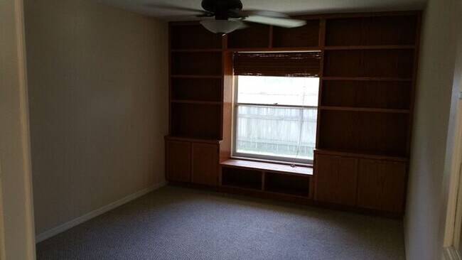 Building Photo - Spacious 4/2.5 Pool Home with 2-Car Garage...